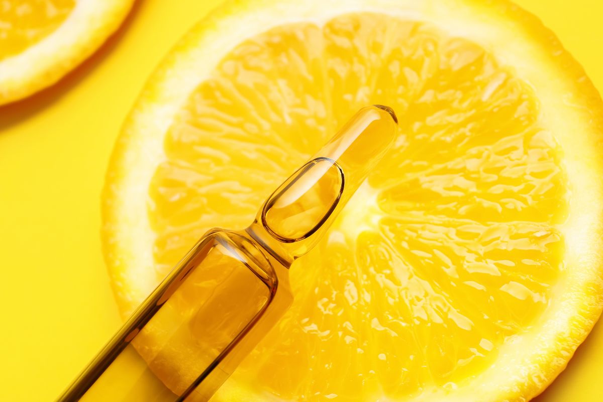 Limone e vitamina C proprietà, benefici e limiti nella skincare