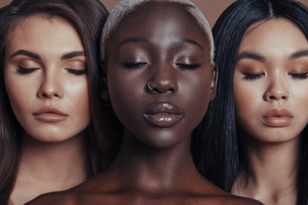 Tendenze beauty 2025 i nuovi trend skincare che ci parlano di una bellezza sempre più autentica