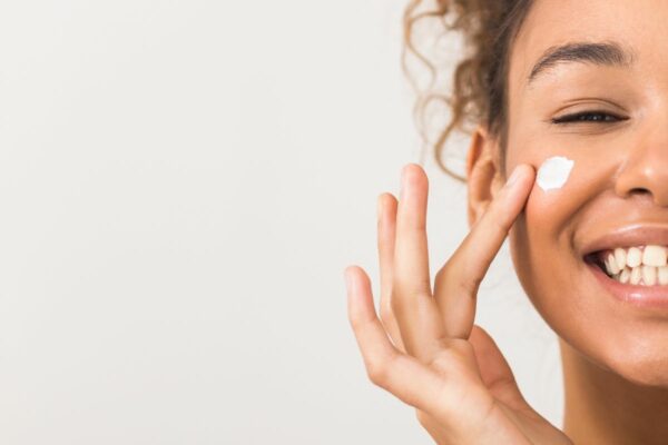 Come struccarsi senza irritare la pelle la delicatezza è il vero atto di cura