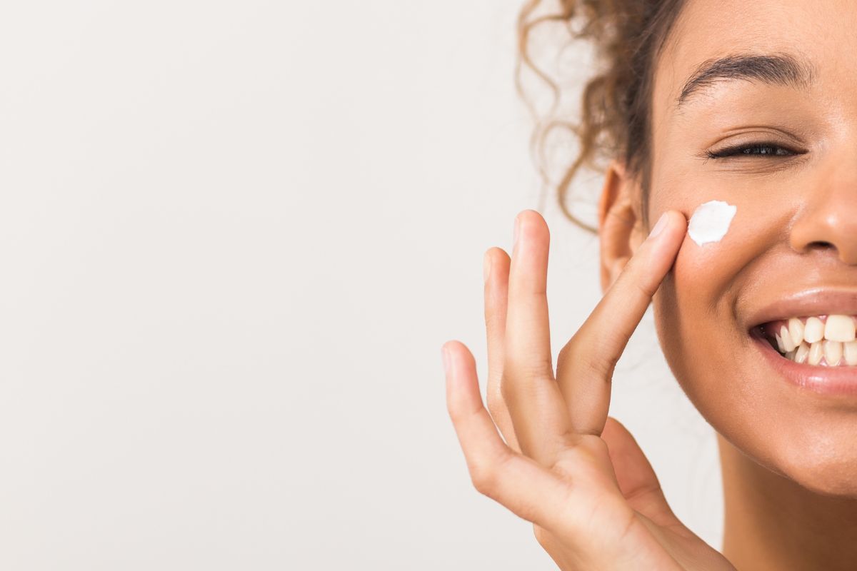 Come struccarsi senza irritare la pelle la delicatezza è il vero atto di cura