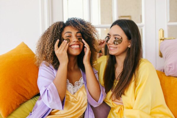Qual è l’ordine giusto per fare la skincare? Il rituale che nutre la pelle e l’anima