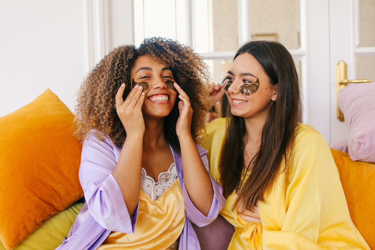 Qual è l’ordine giusto per fare la skincare? Il rituale che nutre la pelle e l’anima