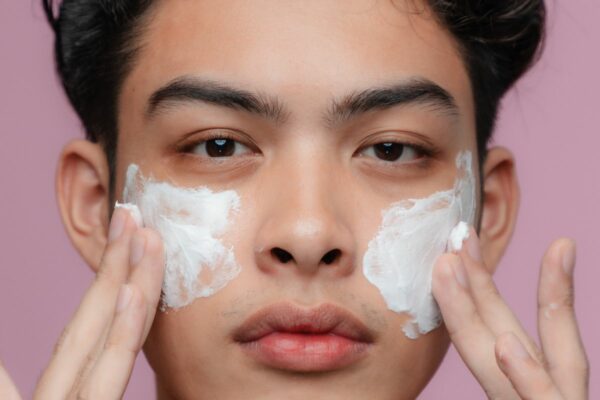 Skincare uomo: guida completa alla routine di bellezza maschile