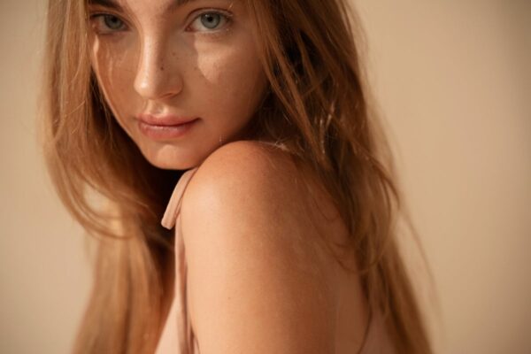 Tendenze beauty estate 2025: prima la skincare, poi il make-up leggero